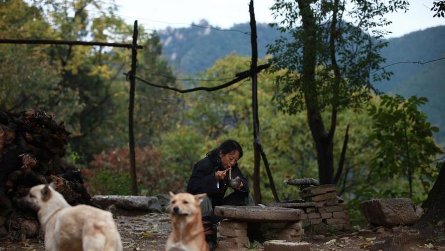 Gao Ming, une ermite qui a trouvé refuge dans les monts Zhongnan (Chine) à l'heure du repas le 31 octobre 2014