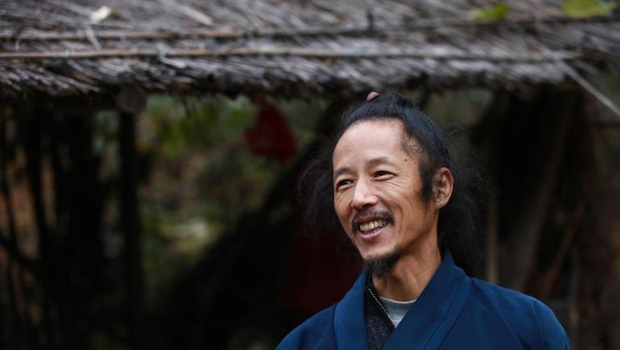 Maître Hou devant son abri de fortune dans les monts Zhongnan (Chine) le 31 octobre 2014