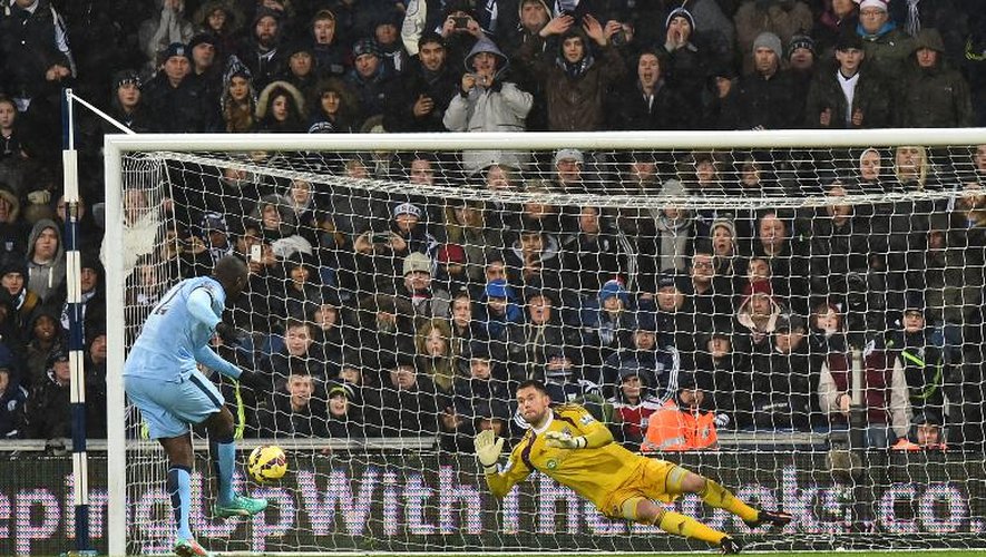 Le milieu de terrain de Manchester City Yaya Touré inscrit un penalty face sur le terrain de West Bromwich, le 26 décembre 2014