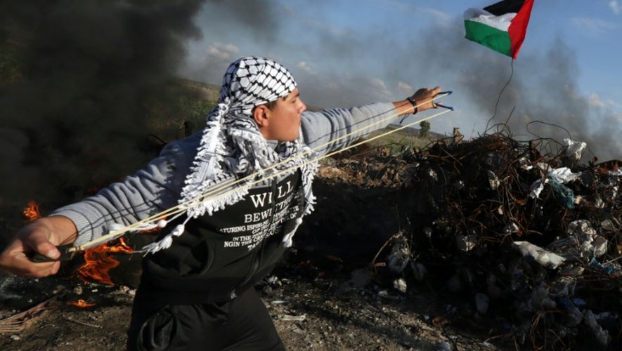 Un militant palestinien affronte les forces de sécurité israéliennes le 18 décembre 2015 sur la frontière entre Israël et la bande de Gaza