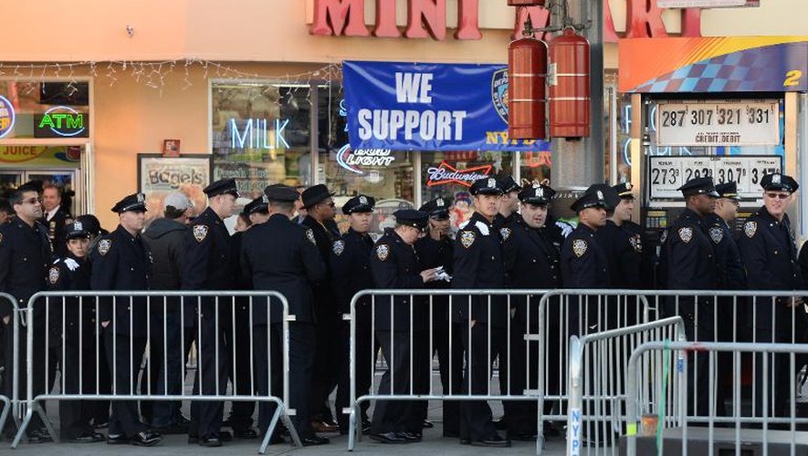 Des policiers de New York assistent à la veillée de leur collègue, le policier Rafael Ramos, assassiné la semaine précédente, le 26 décembre 2014 à New York