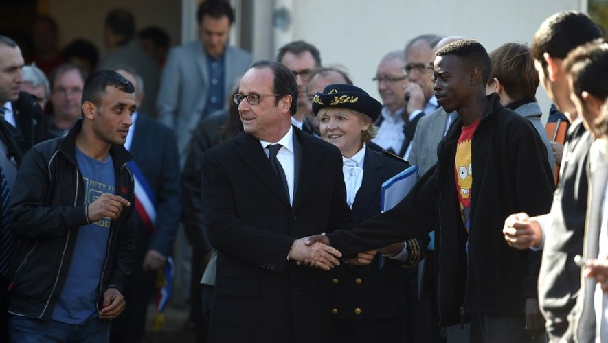 Le président François Hollande entouré de migrants lors d'une visite le 29 octobre 2016 au Centre d'Acceuil et d'Orientation de Doué-la-Fontaine