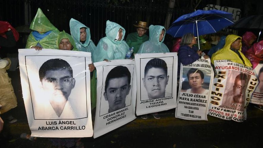 Des parents et des proches des 43 étudiants mexicains disparus manifestent devant la résidence du président Enrique Peña Nieto, à Mexico, le 24 décembre 2014