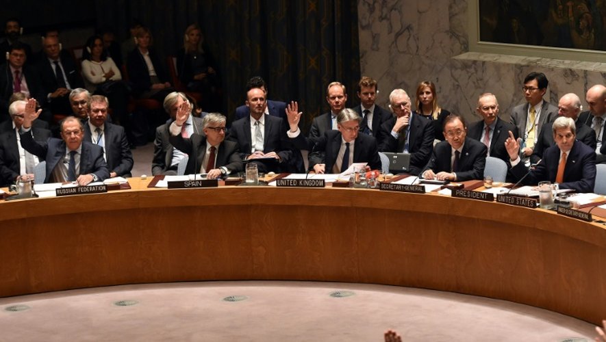 Des ministres des Affaires étrangères votent lors d'une réunion du Conseil de sécurité de l'Onu sur la Syrie, le 18 décembre 2015 à New York