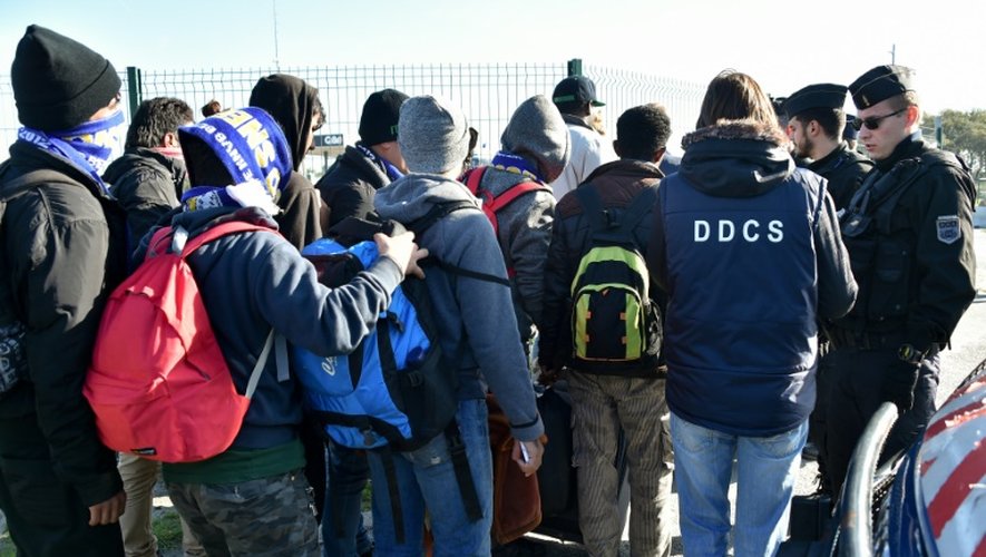 Des migrant mineurs s'apprêtent à quitter en bus la "Jungle" le 28 septembre 2016 à Calais