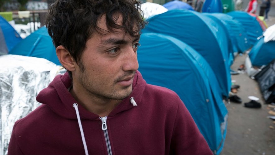 Un migrant au milieu de tentes installées le 29 octobre 2016 à Paris
