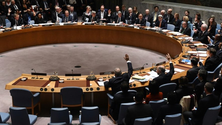 Les ministres des Affaires étrangères votent lors d'une réunion du Conseil de sécurité de l'Onu sur la Syrie, le 18 décembre 2015 à New York