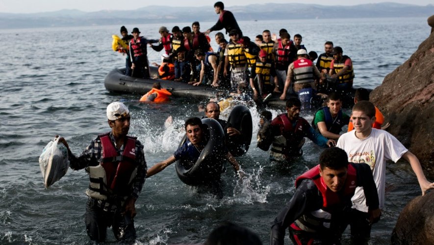 Des migrants arrivés en bateau de Turquie accostent sur l'île grecque de Lesbos le 9 septembre 2015