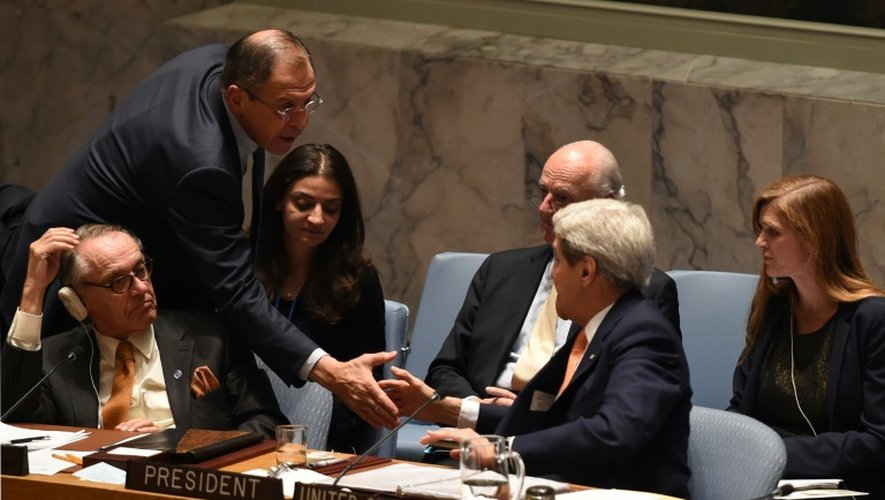 Poignée de mains entre les ministre russe des Affaires étrangères Serguei Lavrov et le Secrétaire d'Etat américain John Kerry le 18 décembre 2015 à l'Onu à New York