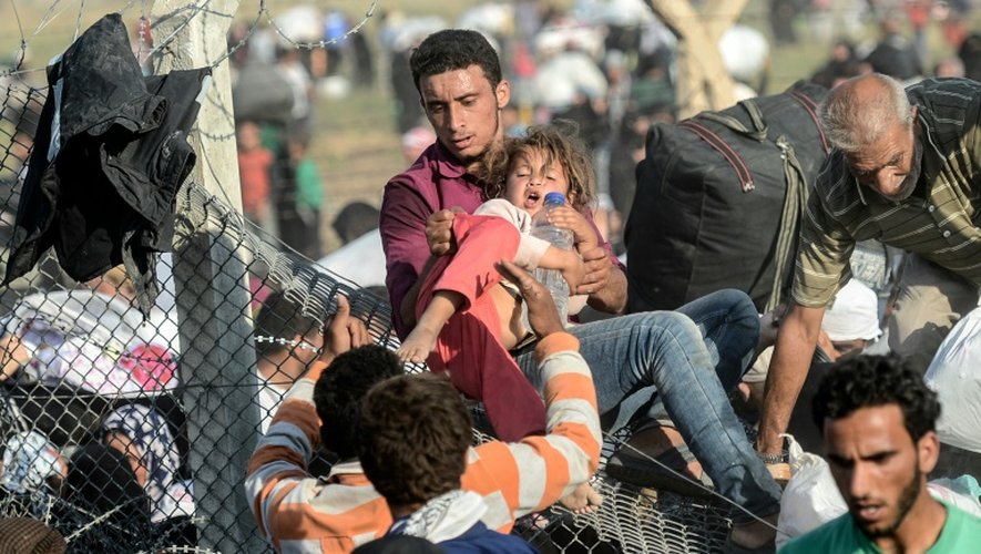 Des réfugiés syriens le 14 juin 2015 à Akcakale à la frontière turque