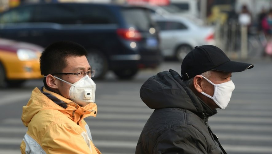 Deux Chinois portent des masques anti-pollution à Pékin le 19 décembre 2015