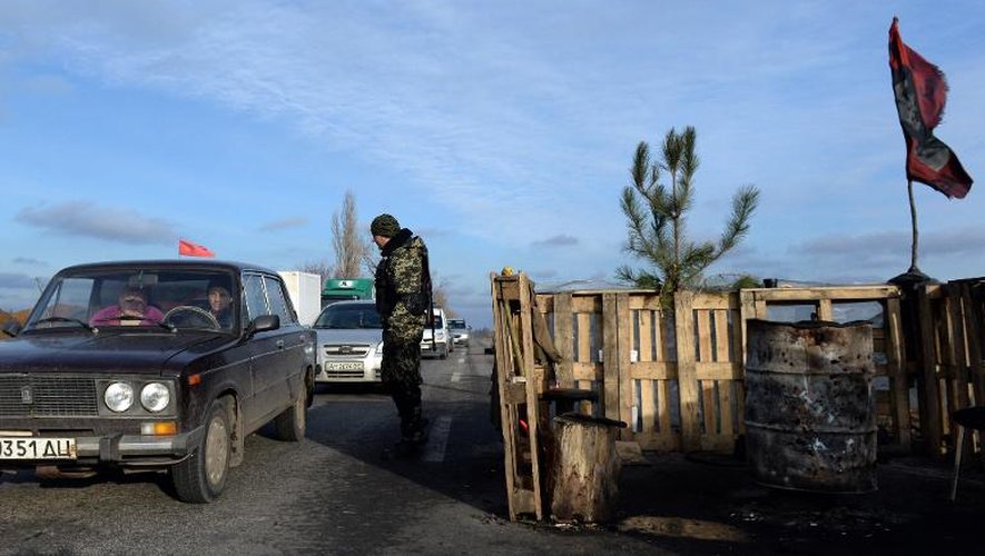 Un rebelle prorusse à un point de contrôle dans le village d'Olenivka près de Donetsk, le 26 décembre 2014