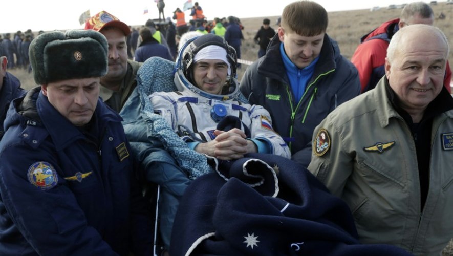 Le cosmonaute russe Anatoly Ivanishin, à son retour sur terre après  après 115 jours passés dans la Station spatiale internationale (ISS) le 30 octobre 2016 à Dzhezkazgan au Kazakhstan