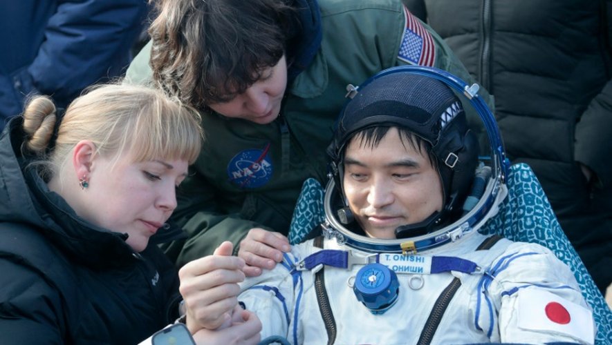 Le spationaute japonais Takuya Onishi à son retour sur terre après  après 115 jours passés dans la Station spatiale internationale (ISS) le 30 octobre 2016 à Dzhezkazgan au Kazakhstan
