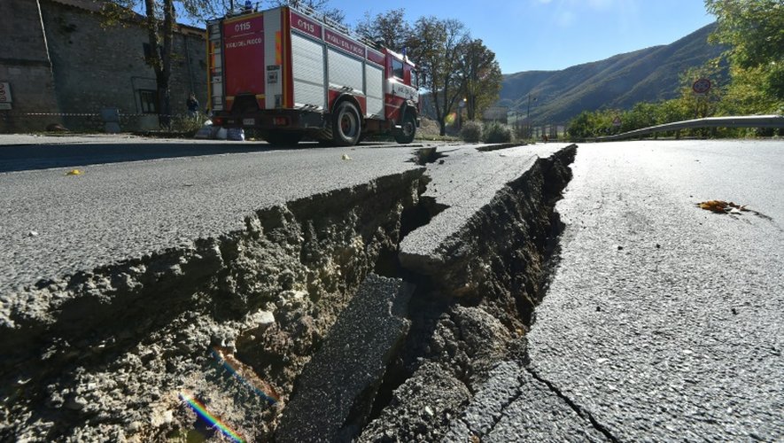 Une route endommagée près de Norcia, en Italie, après un séisme de magnitude 6,5, le 30 octobre 2016