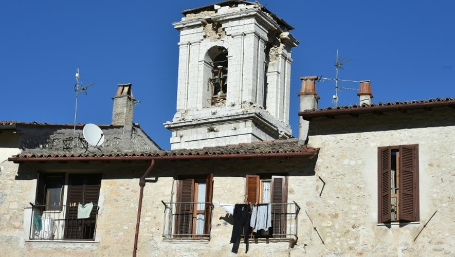 Un clocher endommagé à Norcia, en Italie, après un puissant séisme, le 30 octobre 2016