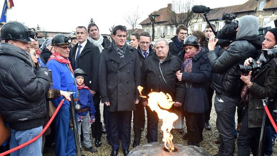 Le Premier ministre Manuel Valls visite Liévin le 27 décembre 2014, à l'occasion de la commémoration  de la catastrophe minière qui a causé la mort de 42 personnes