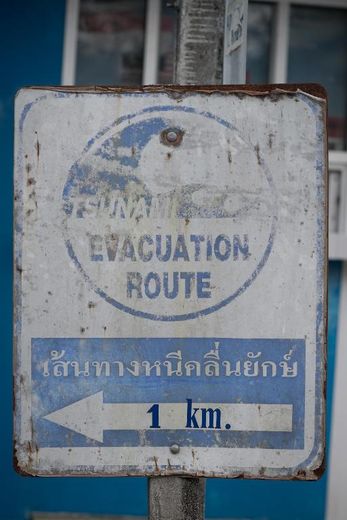 Un panneau indiquant le chemin par lequel fuir en cas de tusnami, photographié le 3 décembre 2014 à Khao Lak, en Thaïlande
