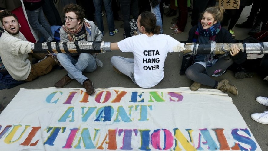 Manifestants contre la signature du CETA, devant le siège du conseil de l'UE à Bruxelles le 30 octobre 2016