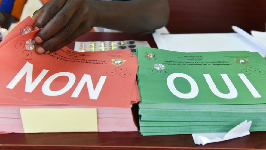 Vérification des bulletins dans un bureau de vote le 30 octobre 2016  à Yopougon dans la banlieue d'Abidjan