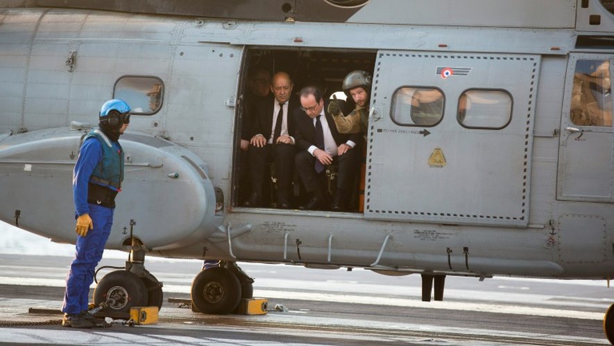 Le ministre de la Défense Jean-Yves Le Drian et François Hollande arrivent le 4 décembre 2015 sur le  Charles de Gaulle au large de la Syrie