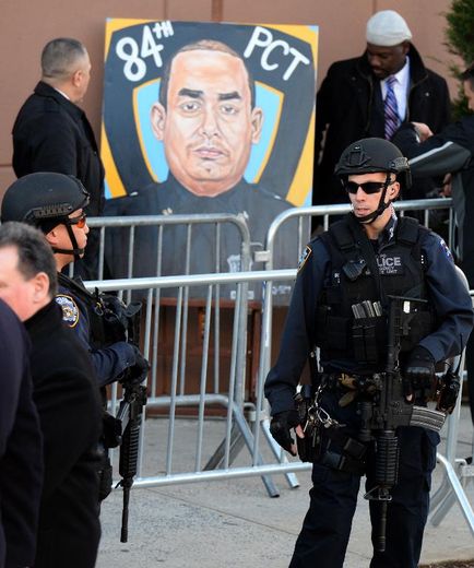Portrait de l'officier de police Rafael Ramos, assassiné en pleine rue à Brooklyn, lors de ses funérailles à New York le 27 décembre 2014
