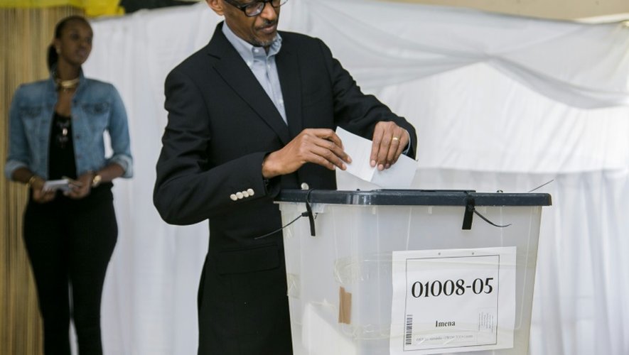 Vote du président rawndais Paul Kagame le 18 décembre 2015 à Kigali