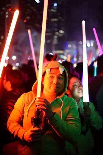 Les fans de Star Wars brandissent leur sabre lumineux à Los Angeles le 18 décembre 2015