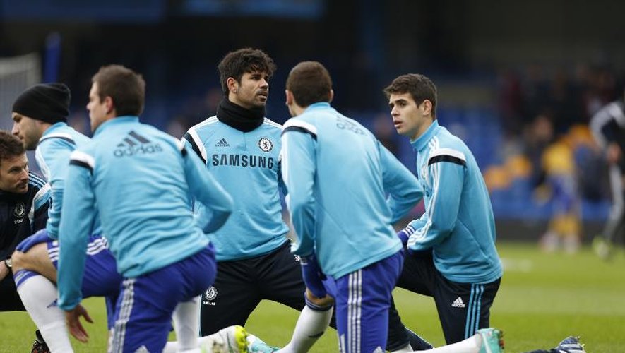Les joueurs de Chelsea, dont l'attaquant Diego Costa (c), à l'échauffement avant un match contre West Ham, le 26 décembre 2014 à Stamford Bridge