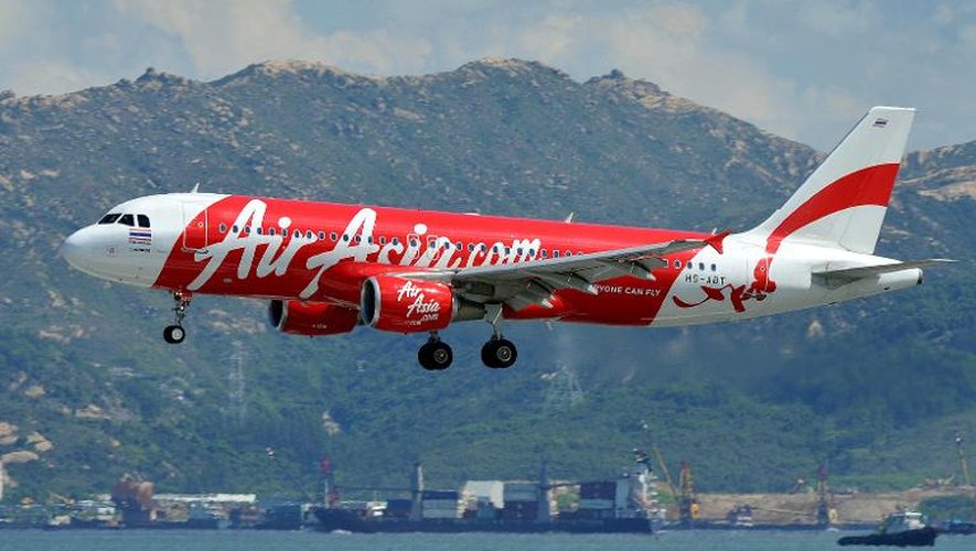 Un Airbus de la compagnie AirAsia va atterrir à l'aéroport de Honk Kong, le 16 août 2011