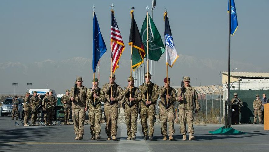 Photo fournie par l'US Air Force le 8 décembre 2014 montrant des membres de l'Isaf qui viennent de baisser les couleurs de la force de l'Otan sur l'aéroport international de Kaboul