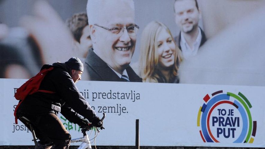 Affiche de campagne du président croate sortant, le social-démocrate Ivo Josipovic, dans le centre de Zagreb le 26 décembre 2014