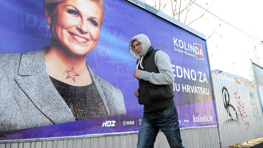 Affiche électorale de la candidate du camp conservateur, Kolinda Grabar Kitarovic, dans le centre de Zagreb le 26 décembre 2014