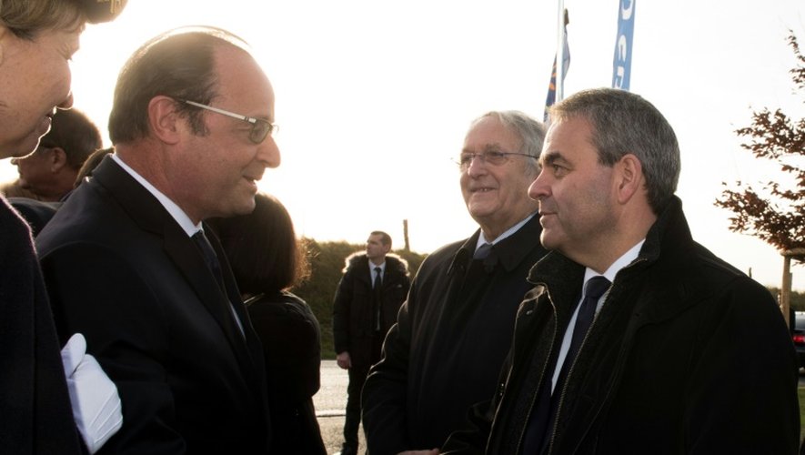 Poignée de mains entre François Hollande et Xavier Bertrand le 1 décembre 2015 in  Neuville Saint-Vaast