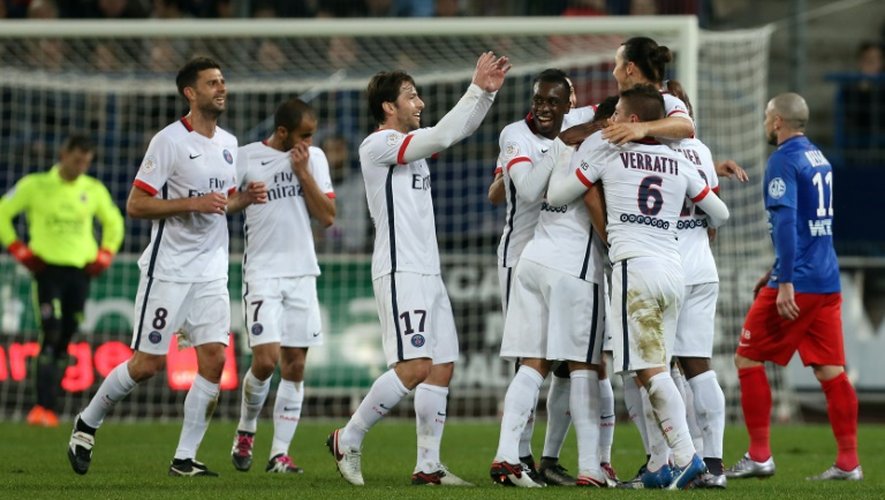 Les Parisiens fêtent le but somptueux de Zlatan Ibrahimovic face à Caen au stade Michel d'Ornano, le 19 décembre 2015
