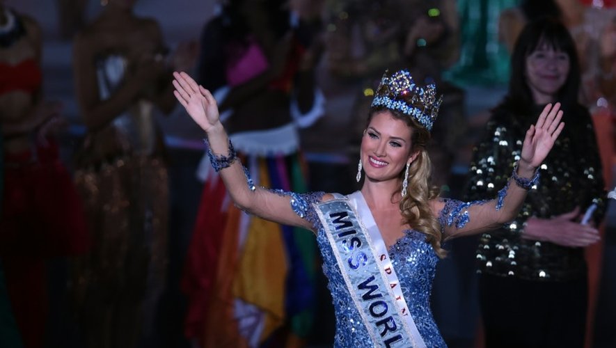 La mannequin espagnole Mireia Lalaguna couronnée Miss Monde le 19 décembre 2015 au cours de la 65e édition du concours de beauté, organisé à Sanya (sud de la Chine)