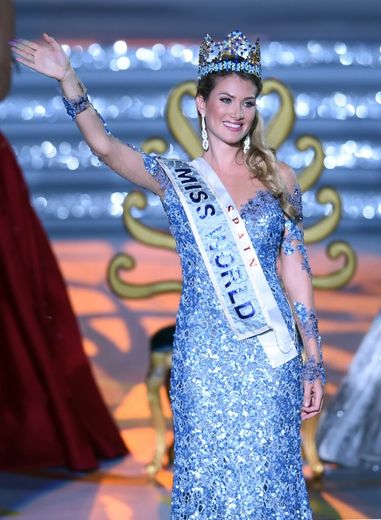 La mannequin espagnole Mireia Lalaguna couronnée Miss Monde le 19 décembre 2015 au cours de la 65e édition du concours de beauté, organisé à Sanya (sud de la Chine)