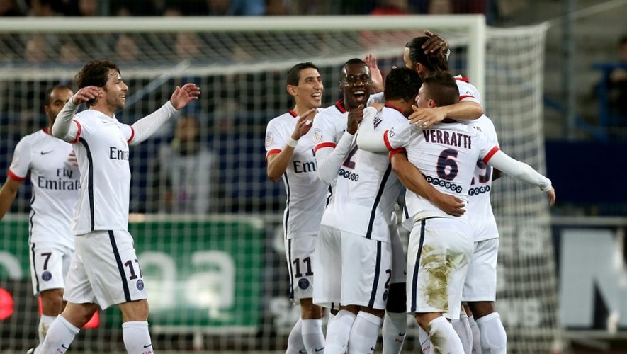 Zlatan Ibrahimovic auteur d'un but supersonique contre Caen, congratulé par ses coéquipiers, le 19 décembre 2015 au stade Michel d'Ornano