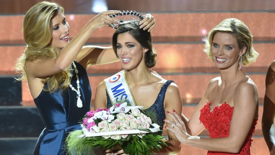 Miss Nord Pas de Calais Iris Mittenaere couronnée Miss France 2016 par Miss France 2015 Camille Cerf, le 19 décembre 2015 à Lille