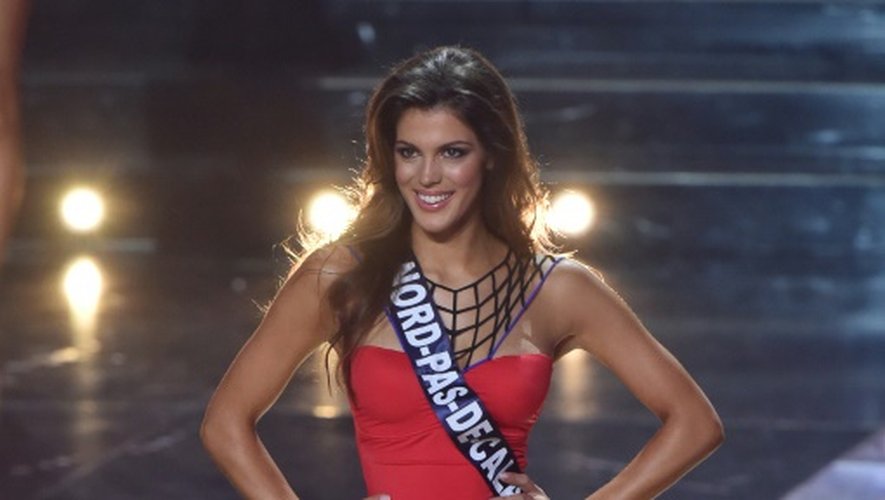 Miss Nord-Pas-de-Calais Iris Mittenaere lors de l'élection de Miss France 2016 le 19 décembre 2015 à Lille