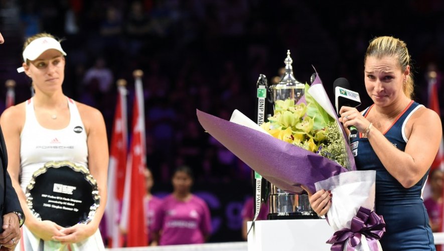 Dominika Cibulkovà (d) et Angelique Kerber, le 30 octobre 2016 après la finale du Masters à Singapour