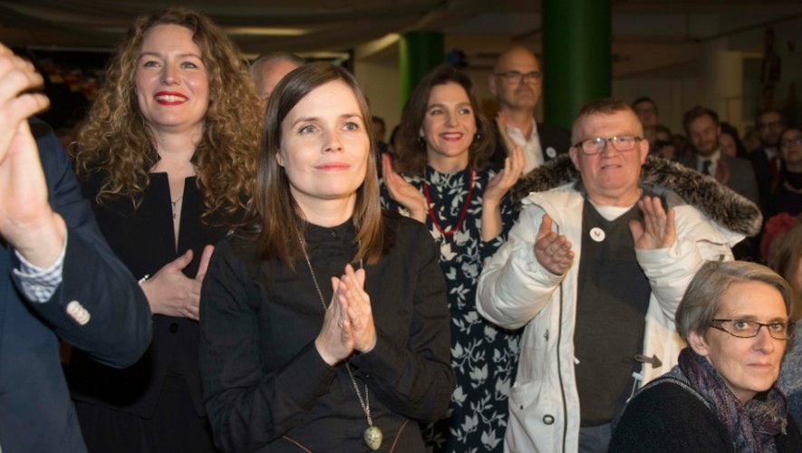 Katrin Jakobsdottir (c), cheffe du mouvement Gauche-Verts et son équipe attendent les résultats des législatives à Reukjavik, le 30 octobre 2016