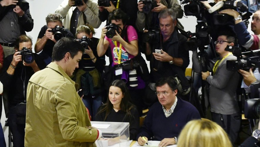 Pedro Sanchez vote le 20 décembre 2015 à Pozuelo de Alarcon dans la banlieue de Madrid