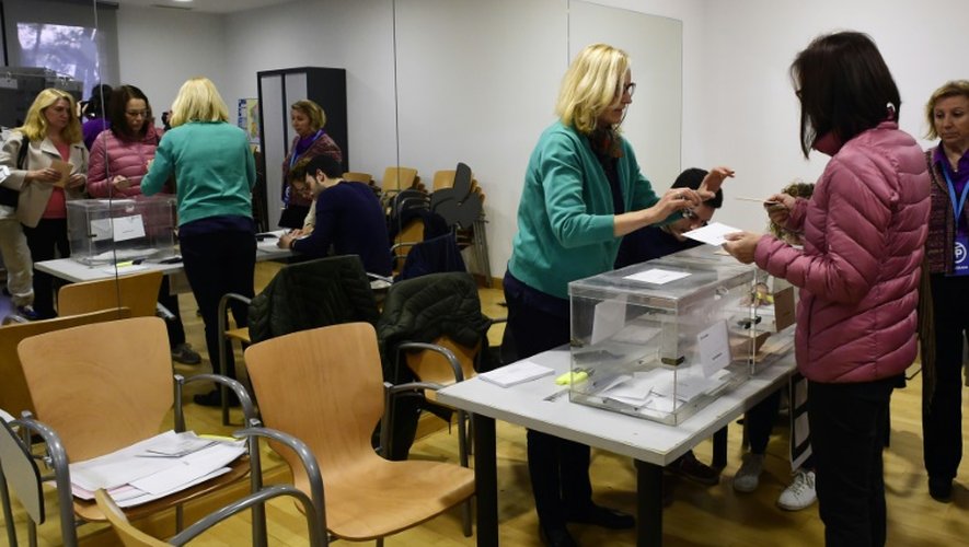 Une Espagnole vote le 20 décembre 2015 à Pozuelo de Alarcon près de Madrid