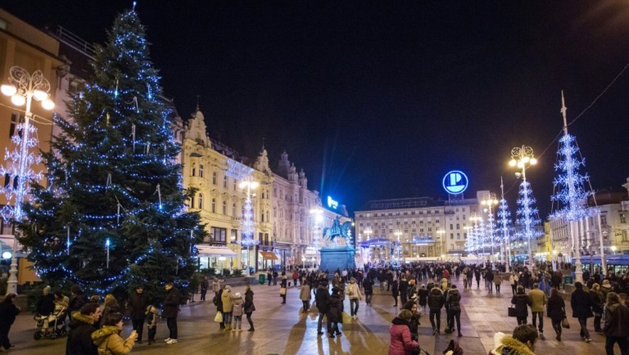 Sapin de Noël et illumination place Ban Jelacic le 13 décembre 2015 à Zagreb