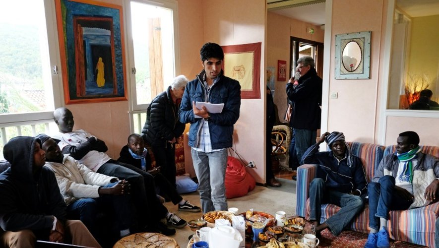 Le traducteur afghan  Hujatullah (c) enregistre les noms des migrants, à leur arrivée au centre d'accueil de  Bruniquel, le 27 octobre 2016