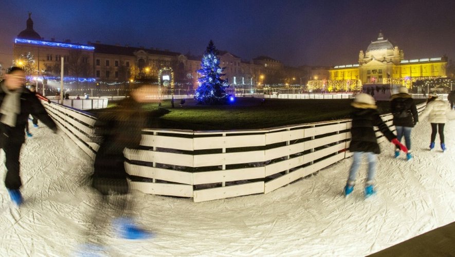 Des patineurs le 13 décembre 2015 dans le centre de Zagreb