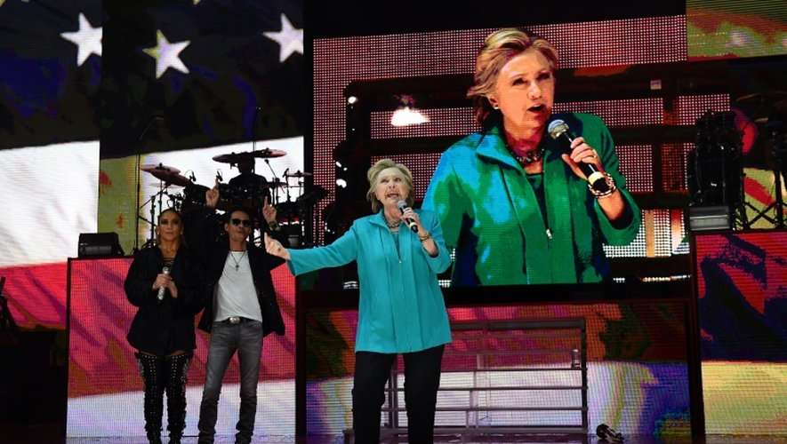 La candidate démocrate à la présidentielle américaine Hillary Clinton à Miami, en Floride, lors d'un concert de Jennifer Lopez, le 29 octobre 2016