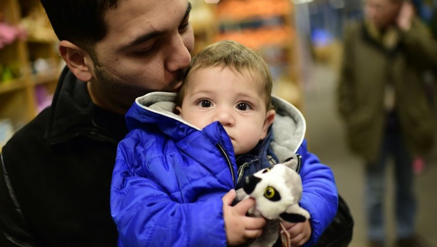 Ahmad, réfugié irakien tient son fils Adam à Leeuwarden aux Pays-Bas, le 8 décembre 2015