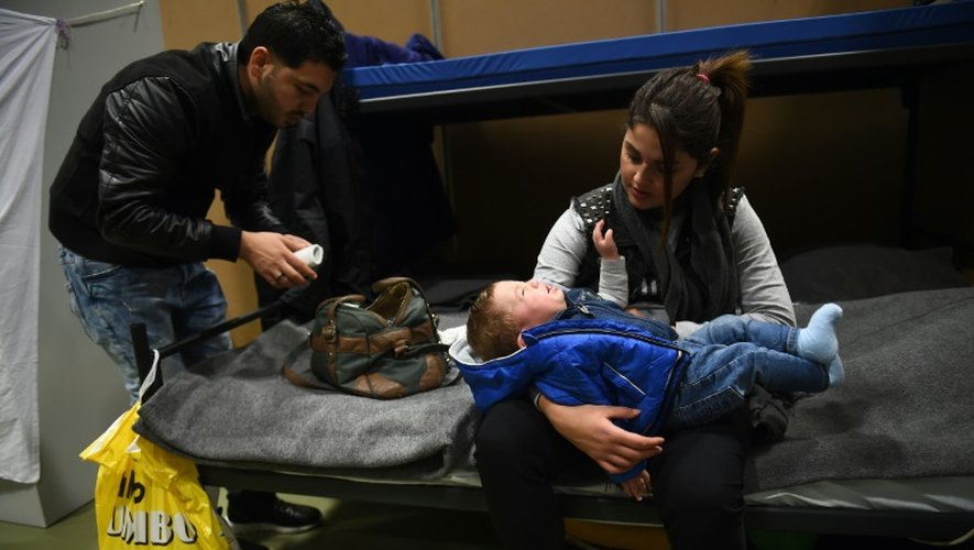 Des réfugiés irakiens Ahmad et son épouse Alia ainsi que leur fils Adam le 8 décembre 2015 à Leeuwarden aux Pays-Bas